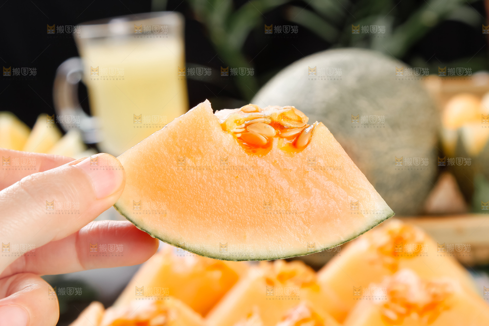 手里拿着网纹瓜