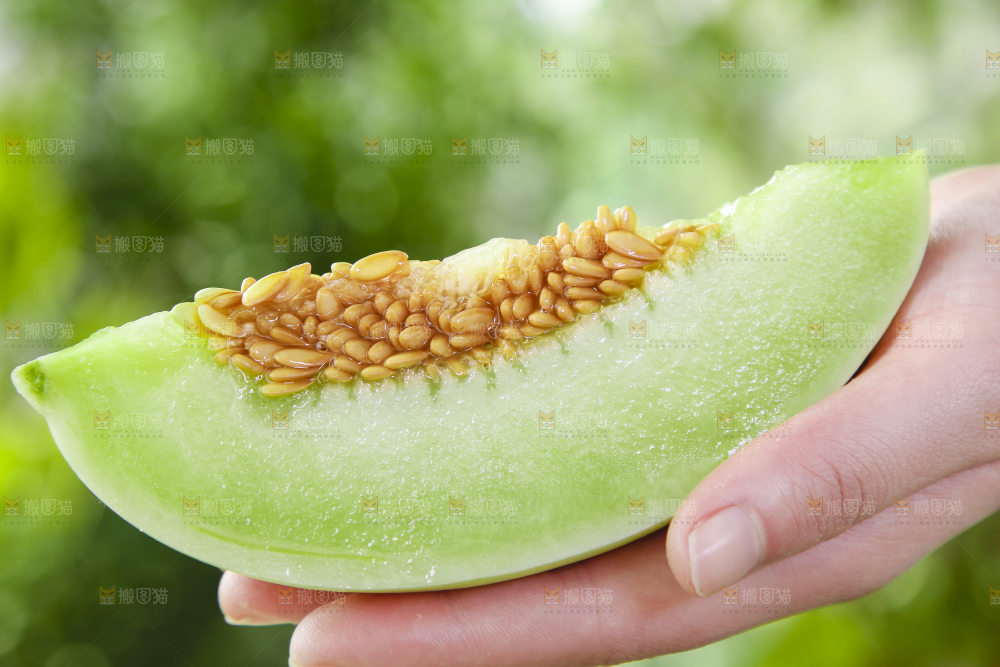 手里拿着玉菇香瓜