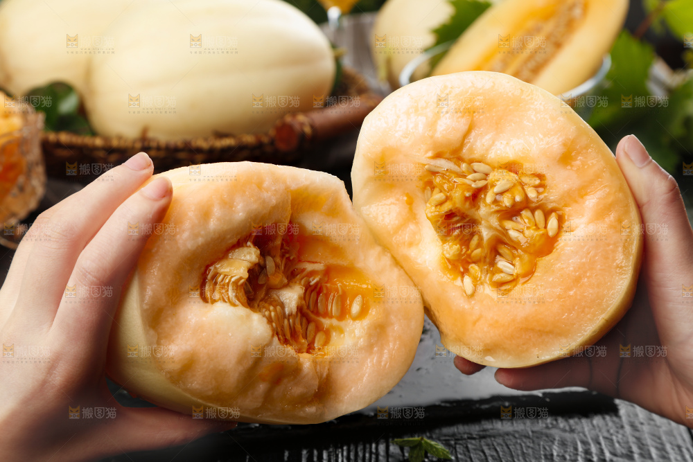 手里拿着东方蜜甜瓜