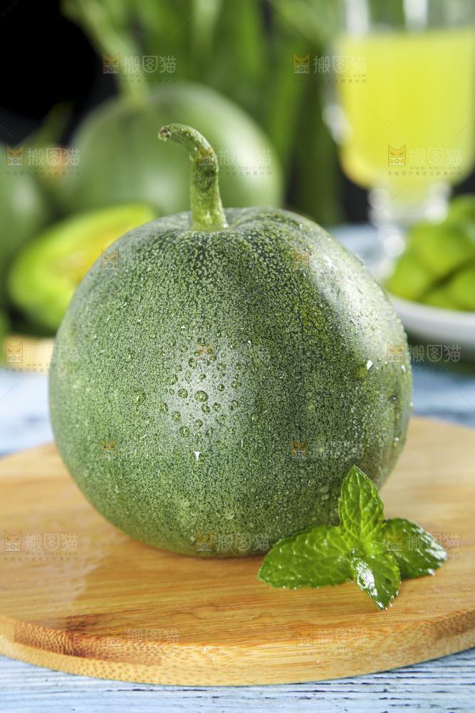 木底上放着绿宝香瓜