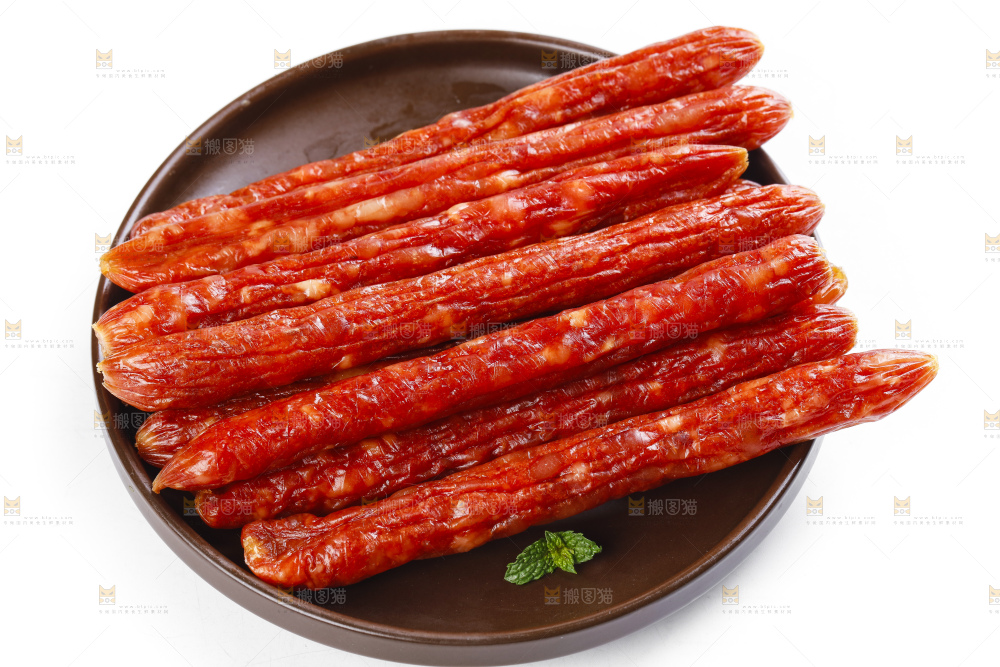盘子里放着小香肠