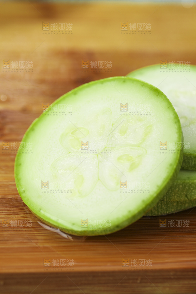 木板上放着嫩茭瓜