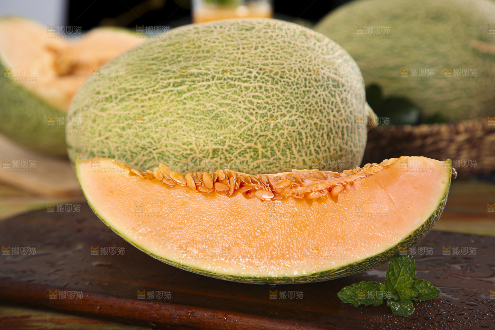 木底上摆放着哈密瓜