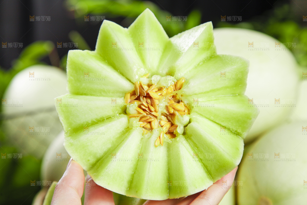 手里拿着玉菇香瓜