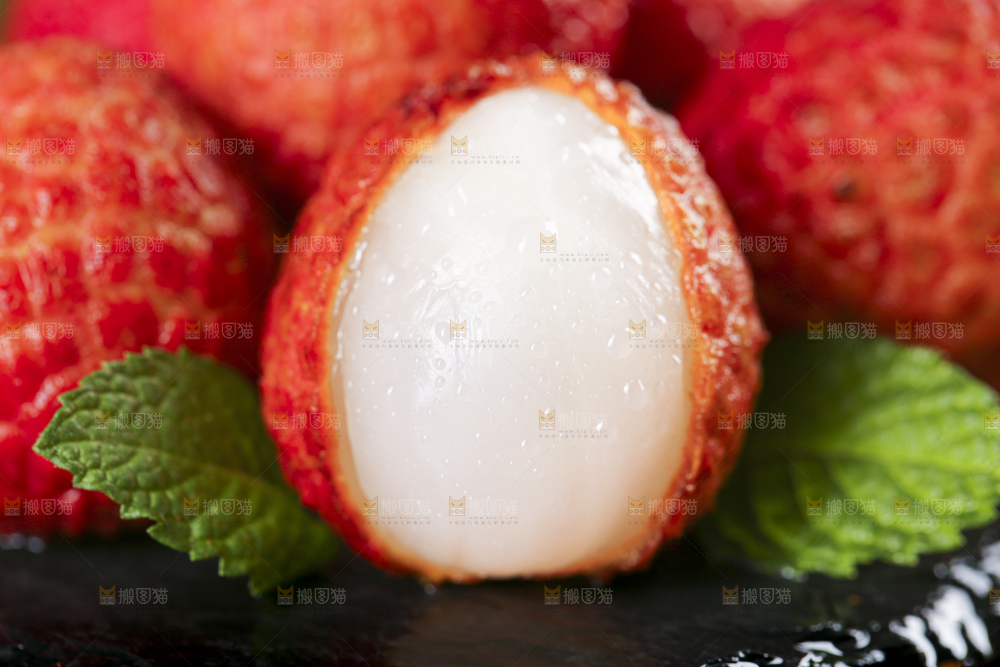 黑石板上摆放着荔枝