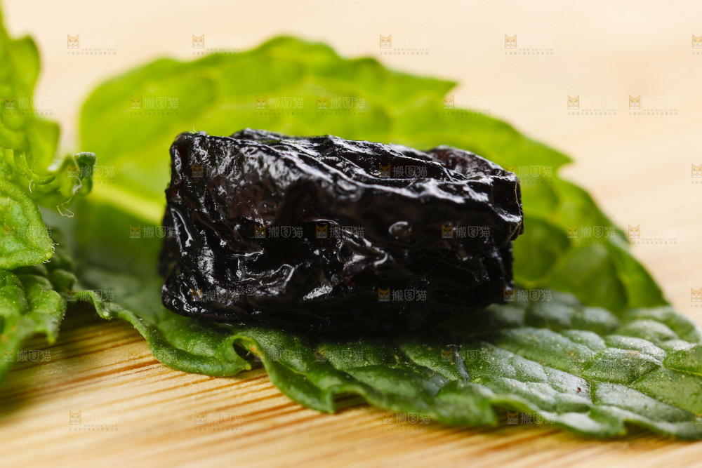 木底上摆放着蓝莓干