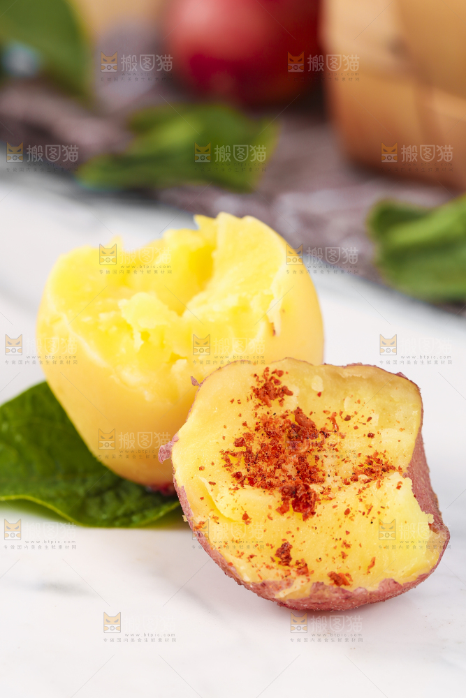 白底上摆放着新鲜土豆
