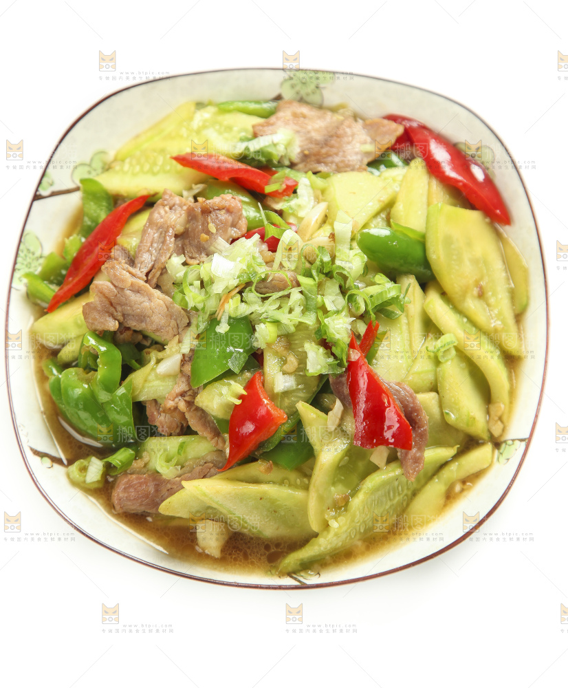 盘子里装着黄瓜炒肉