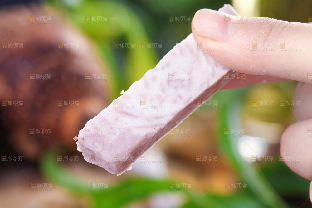 手里拿着紫藤芋头