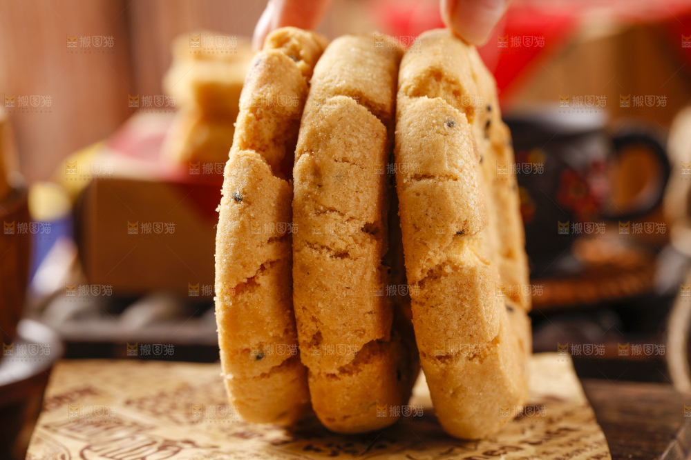 木底上摆放着桃酥饼干