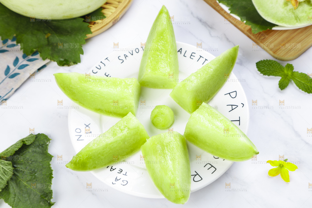盘子里摆放着玉菇甜瓜