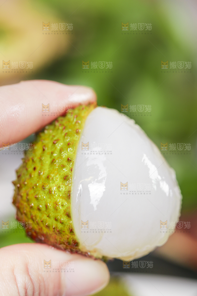 手里拿着荔枝