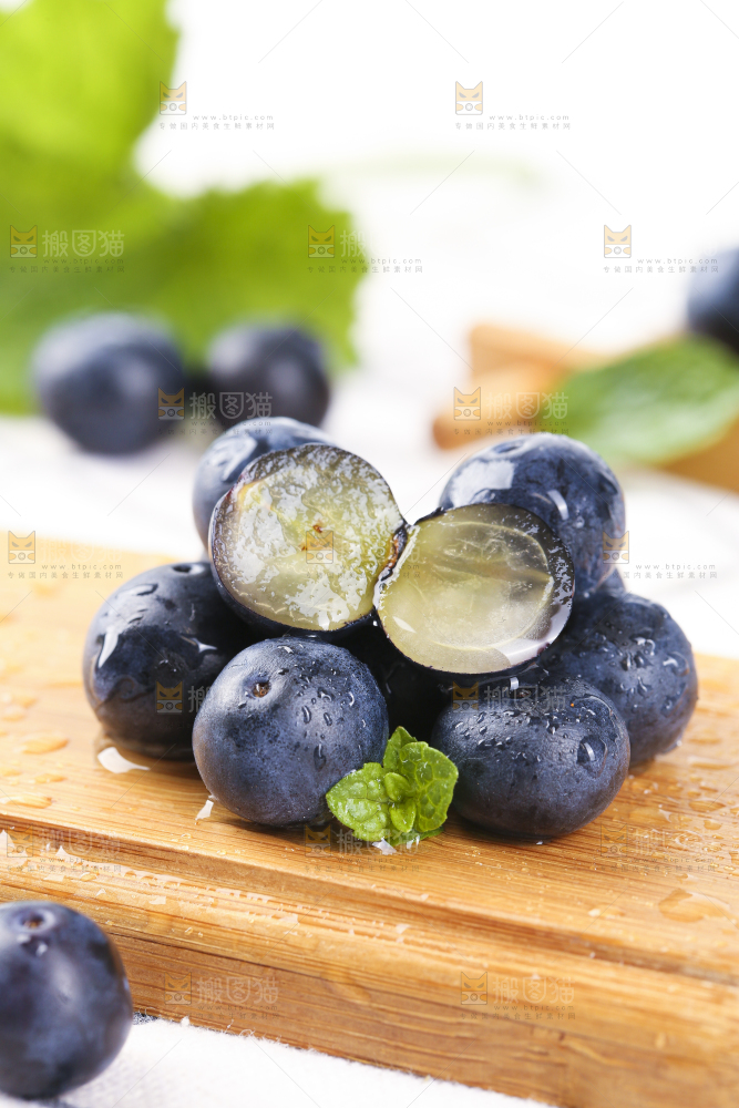 木底上放着蓝莓