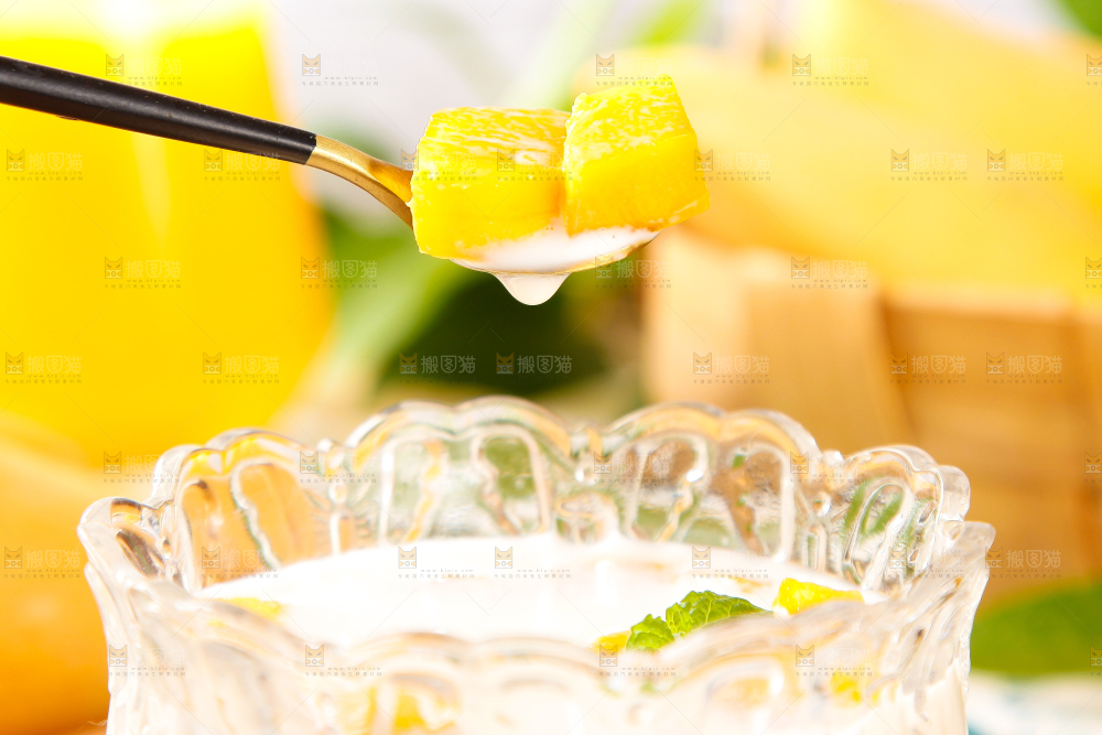杯子里装着牛奶芒果