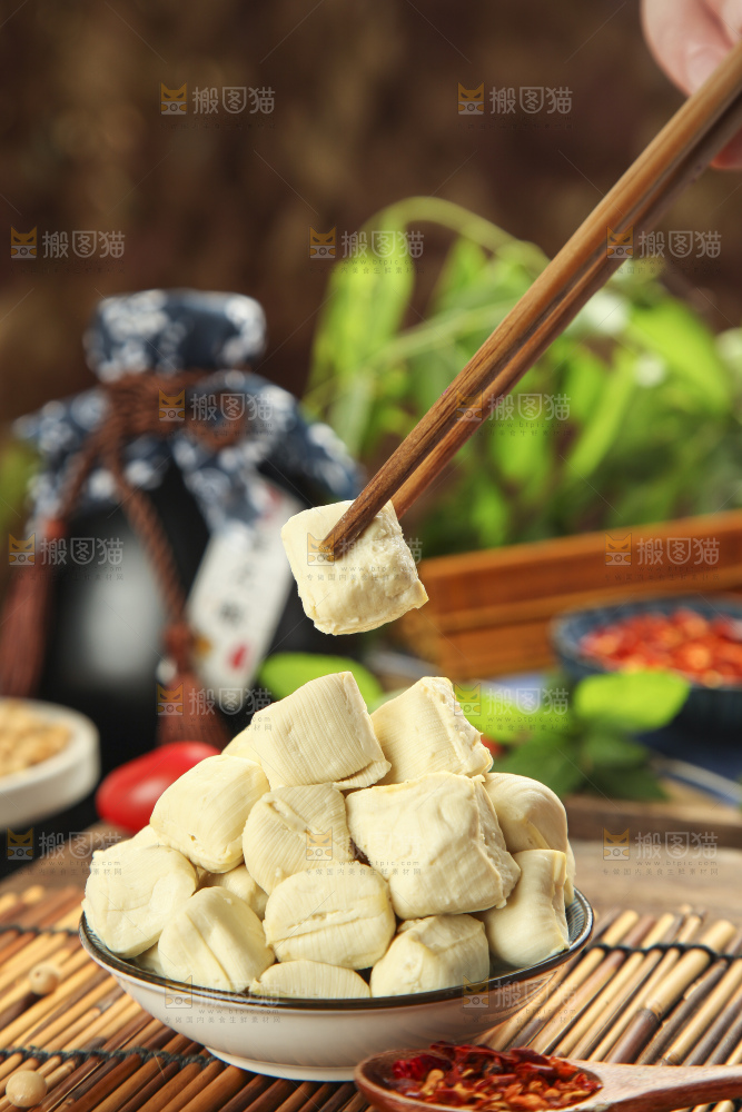 碗里装着手工包浆豆腐