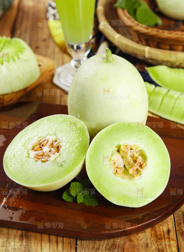 木板上放着南汇玉菇甜瓜