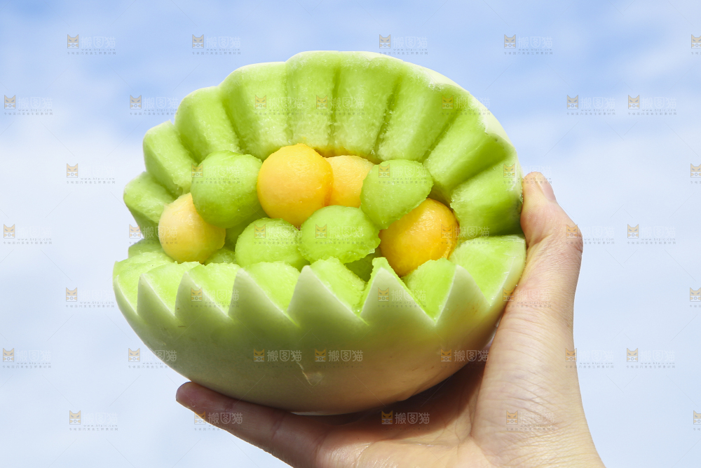 手里拿着玉菇香瓜