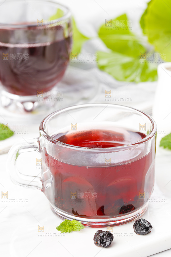 杯子里装着蓝莓果汁
