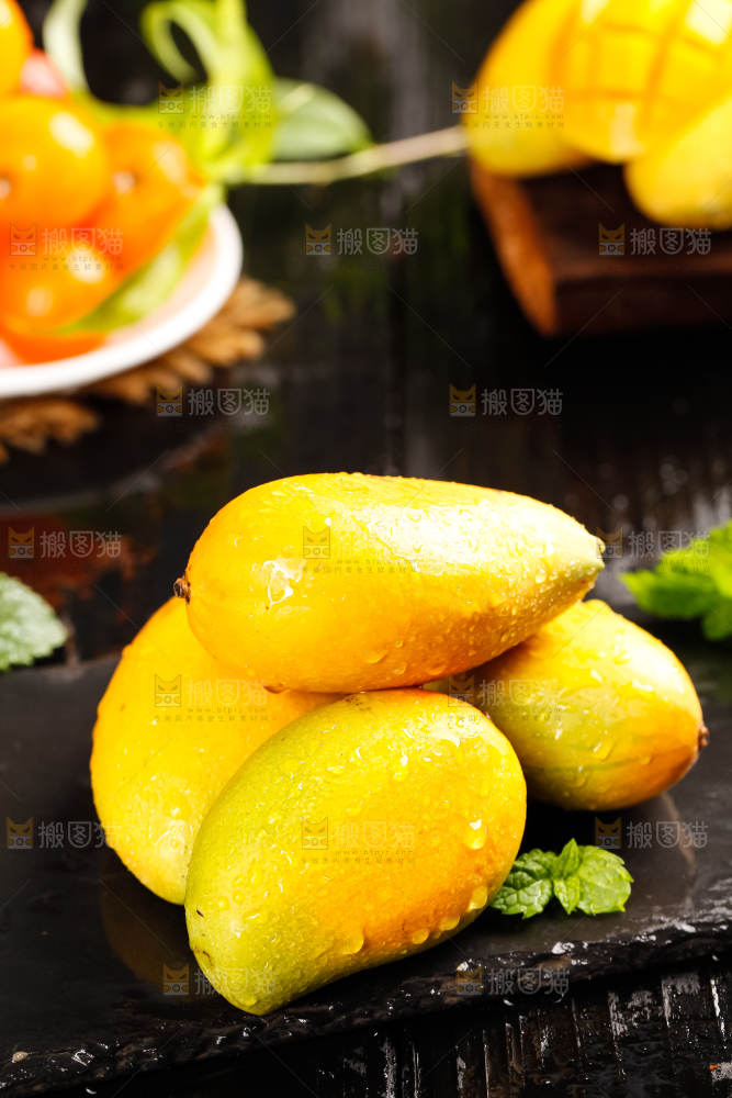 黑石板上的小台农芒果