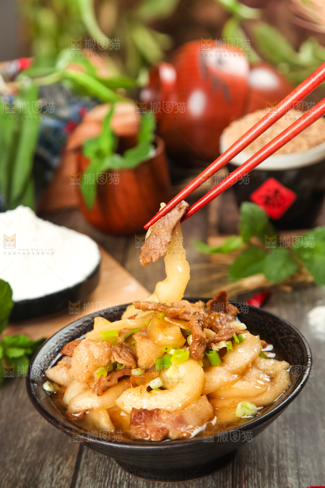 盘里装着老黄瓜煮肉