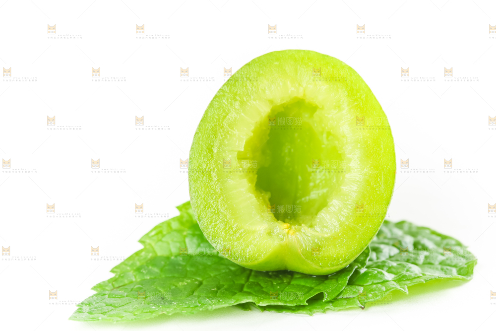 白底上摆放着一堆青梅果