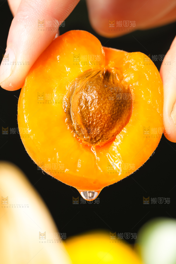 手里拿着杏子