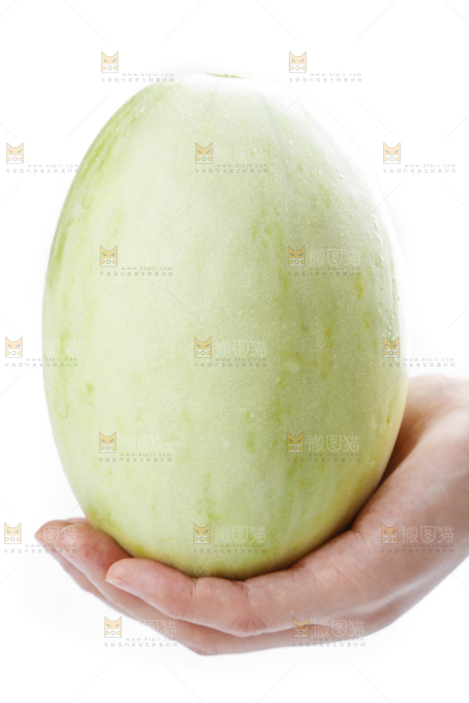 手里拿着玉菇蜜瓜