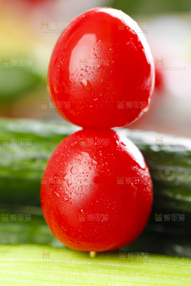 浅底上放着小番茄
