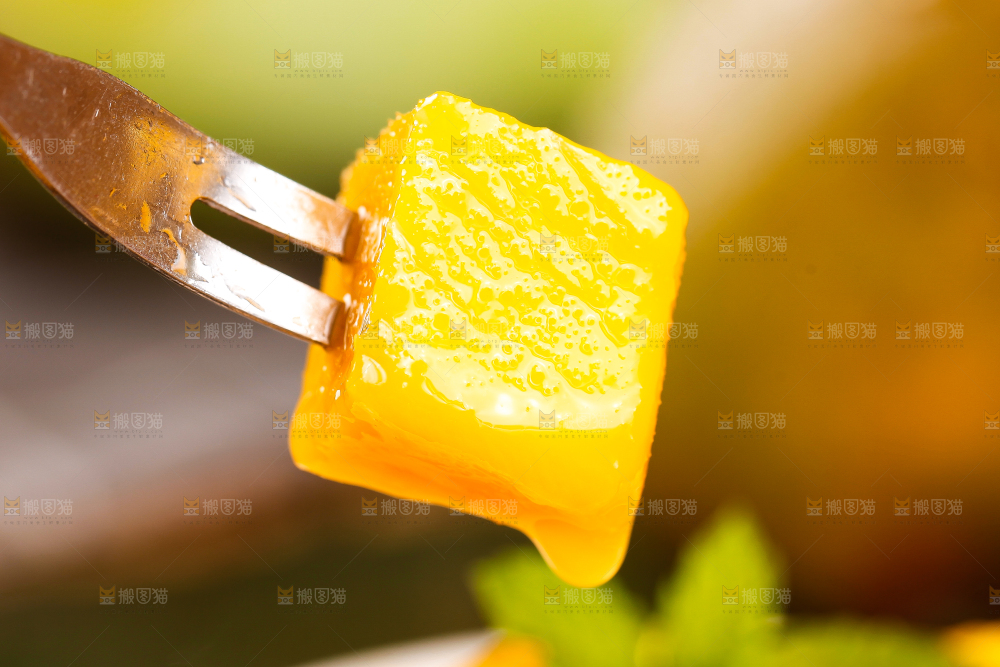 叉子上叉着芒果果肉