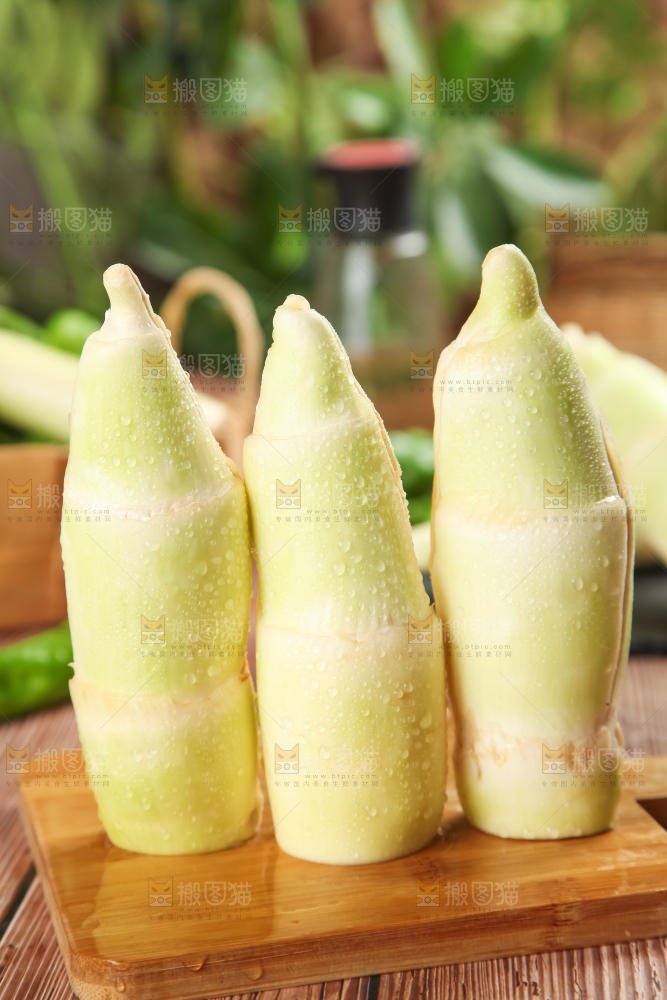 木板上放着茭笋