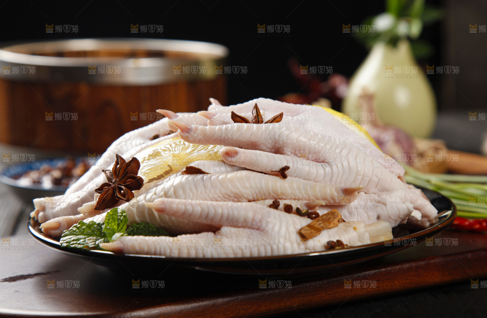 木板上摆放着腌制鸡爪