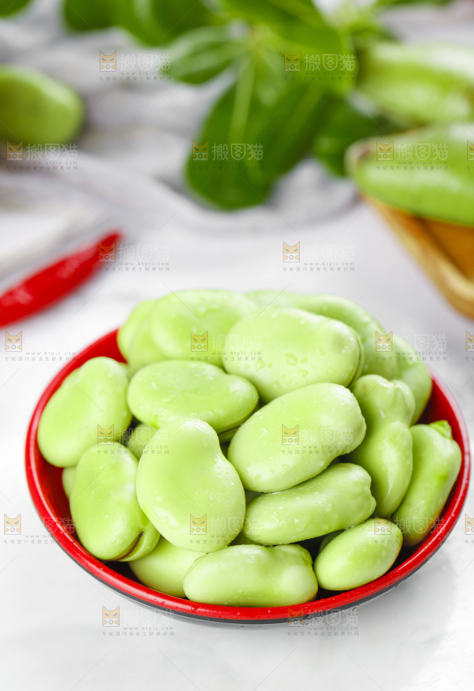 盘子里装着胡豆
