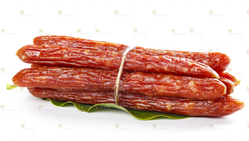 白底上放着上广式腊肠