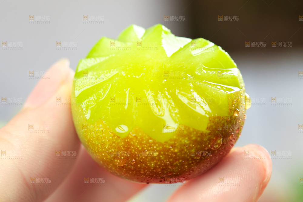 手里拿着脆红李