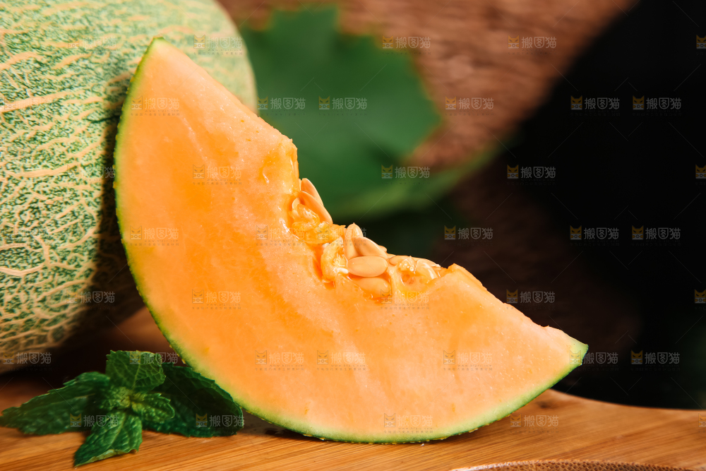 木底上摆放着绿皮哈密瓜