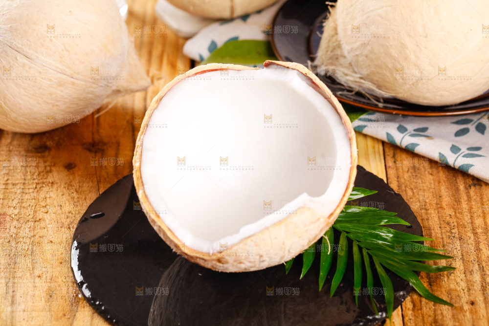 木板上摆放着进口椰子