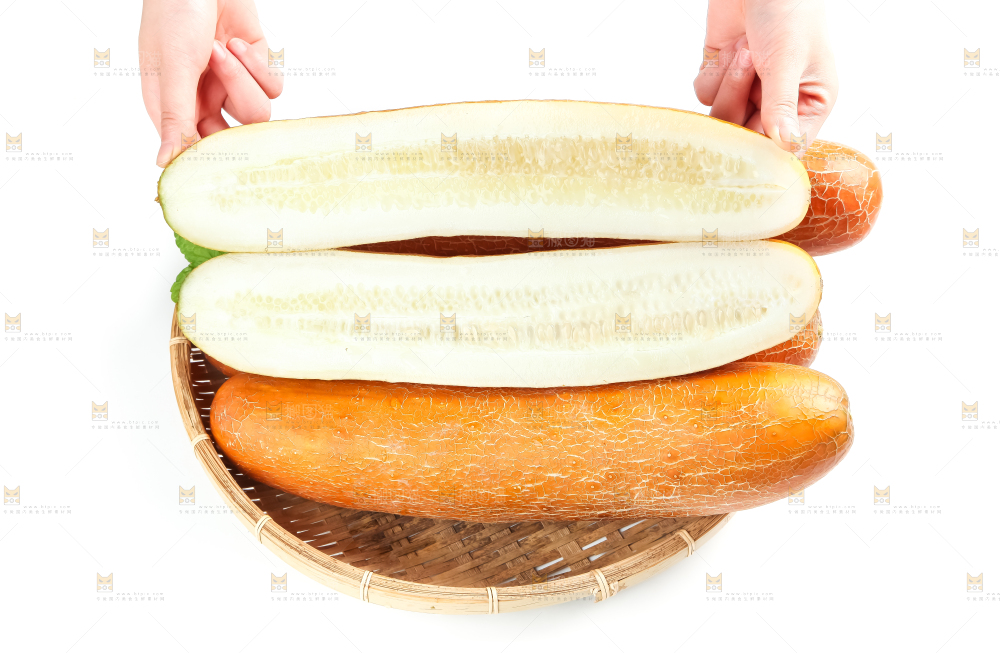 篮子里装着黄皮大黄瓜