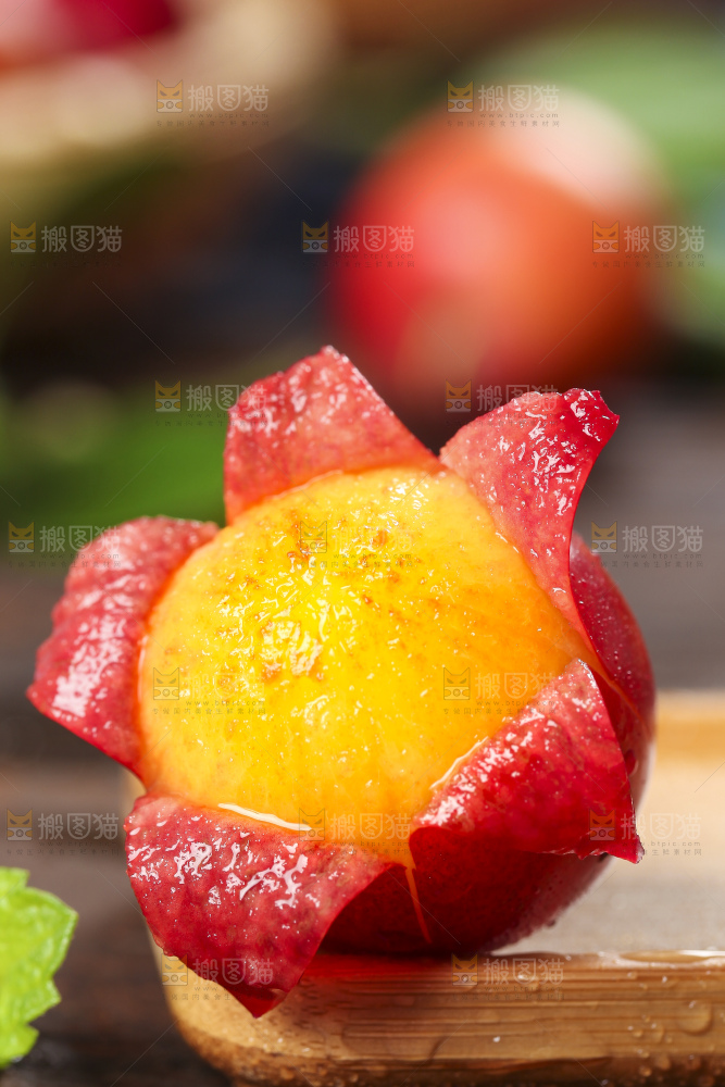 木底上摆放着李子