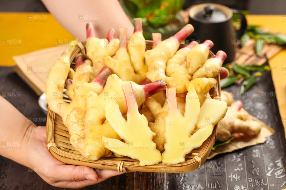 手里捧着一篮仔姜