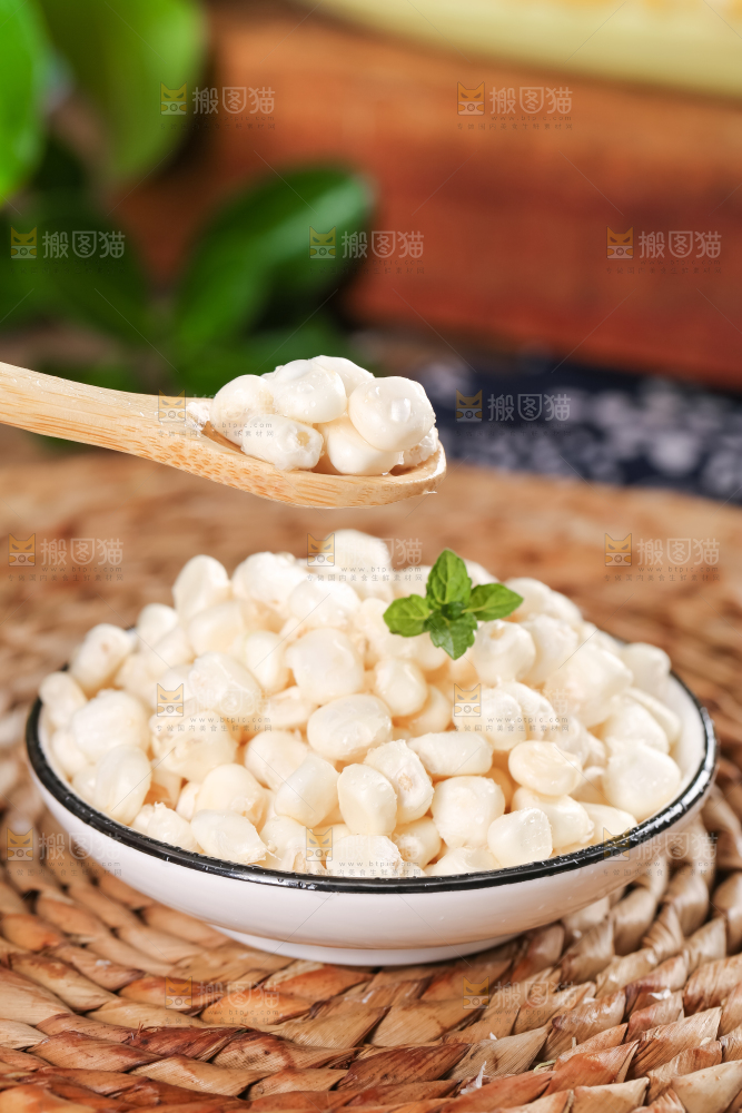 盘子里装着白玉米