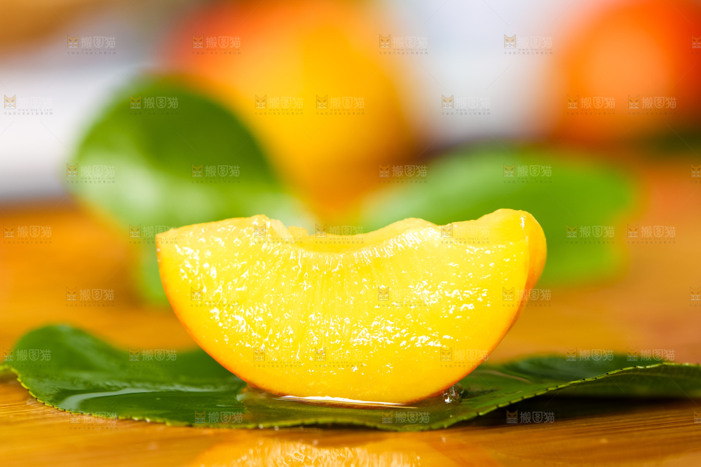 木底上摆放着珍珠李子