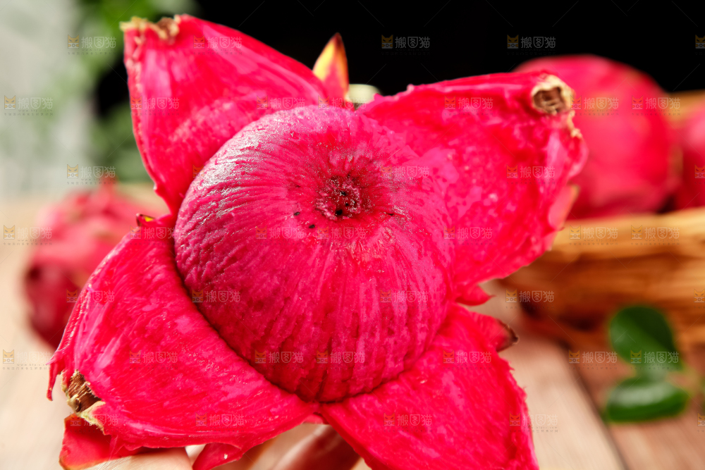 木板上的新鲜火龙果