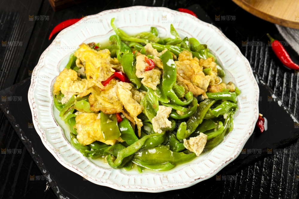 盘子里装着青椒炒鸡蛋