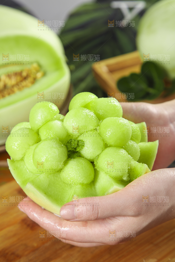 手里拿着一篮玉菇香瓜