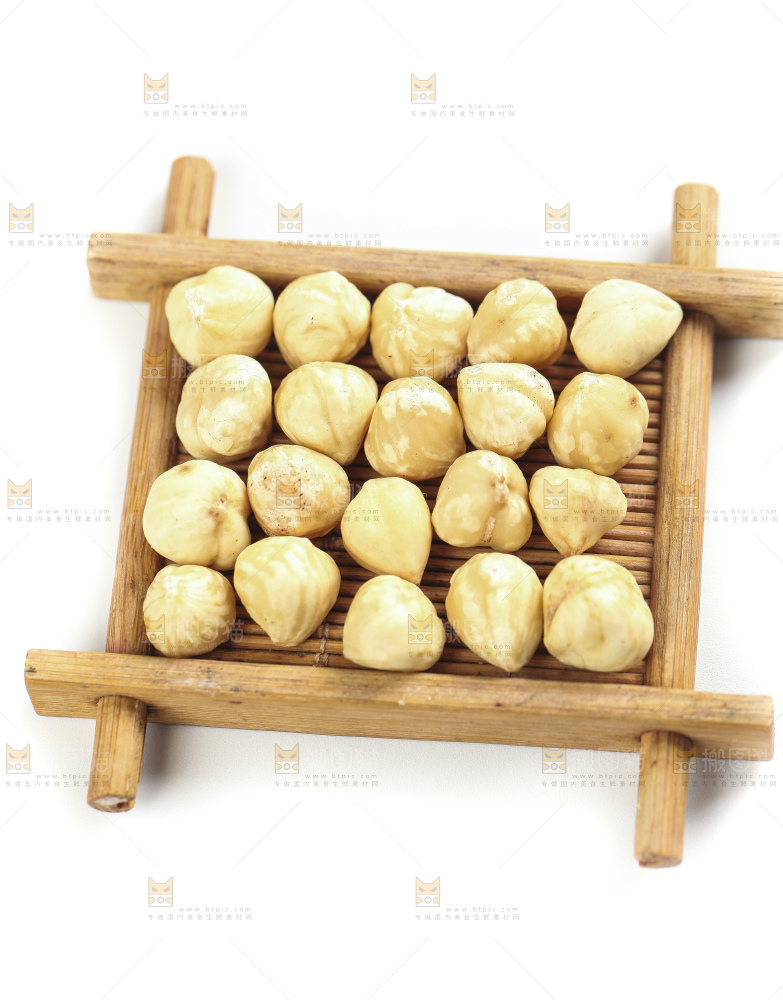 白底上摆放着榛子仁