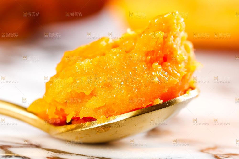 勺子里装着红蜜薯果肉
