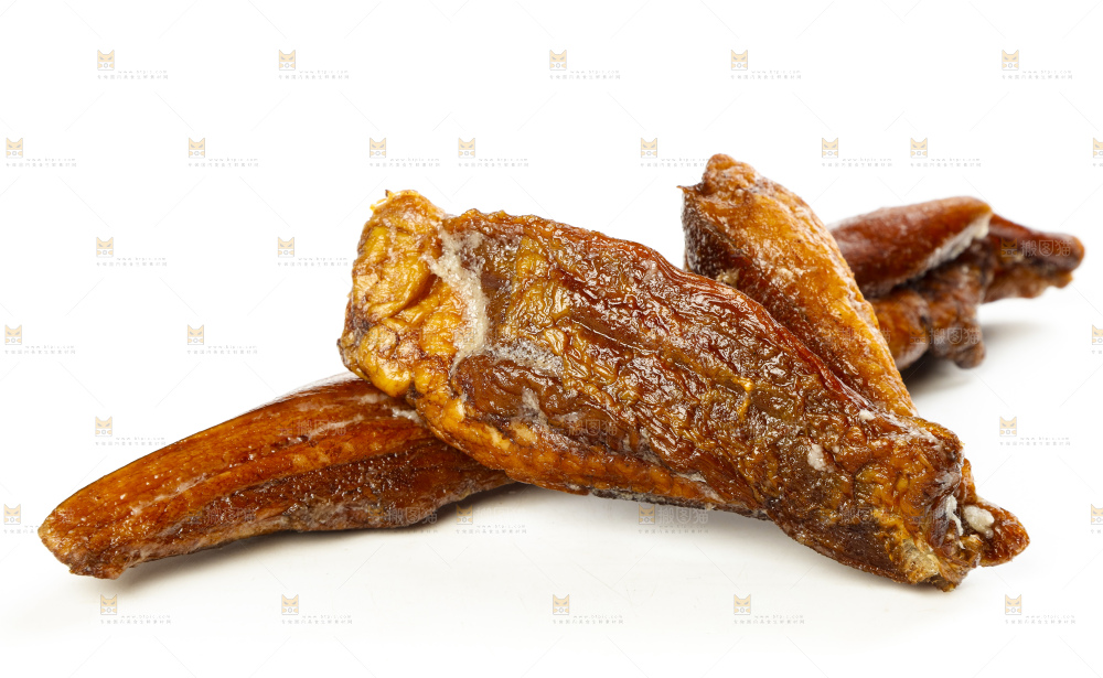 白底上摆放着柴火腊肉
