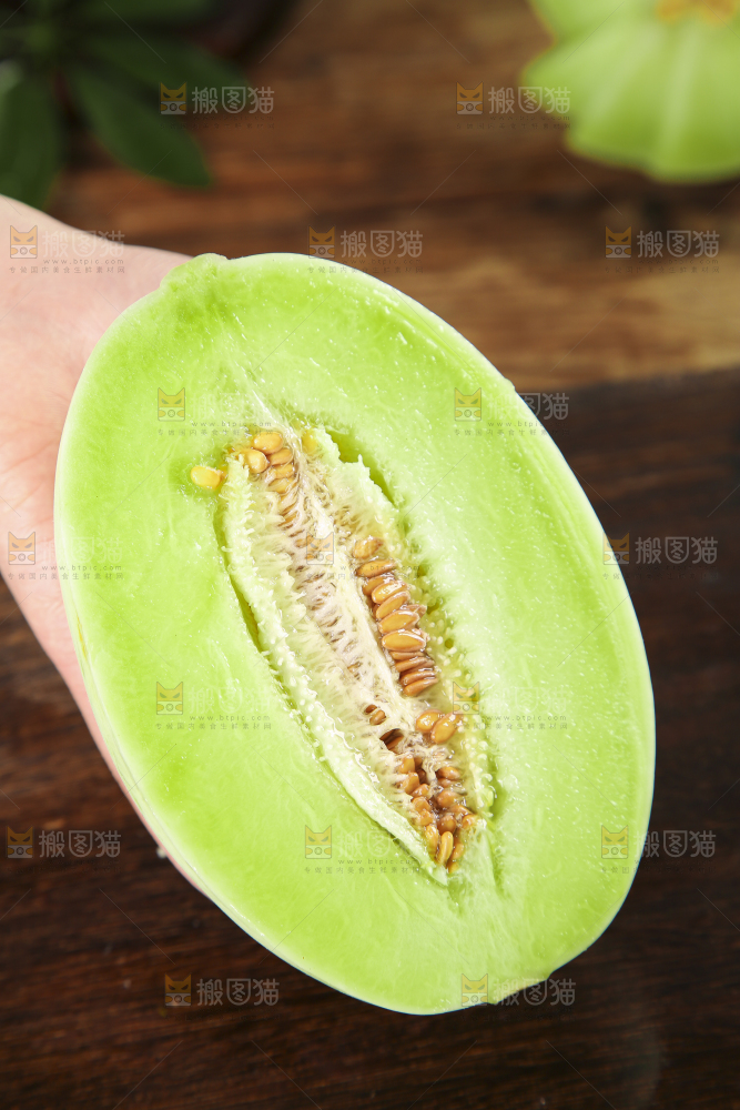 手里拿着新鲜玉菇蜜瓜