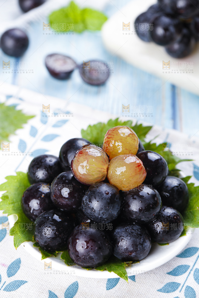 盘子里装着夏黑葡萄