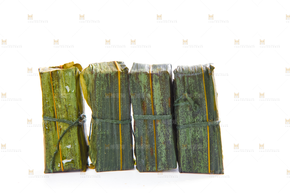 白底上摆放着竹叶糕